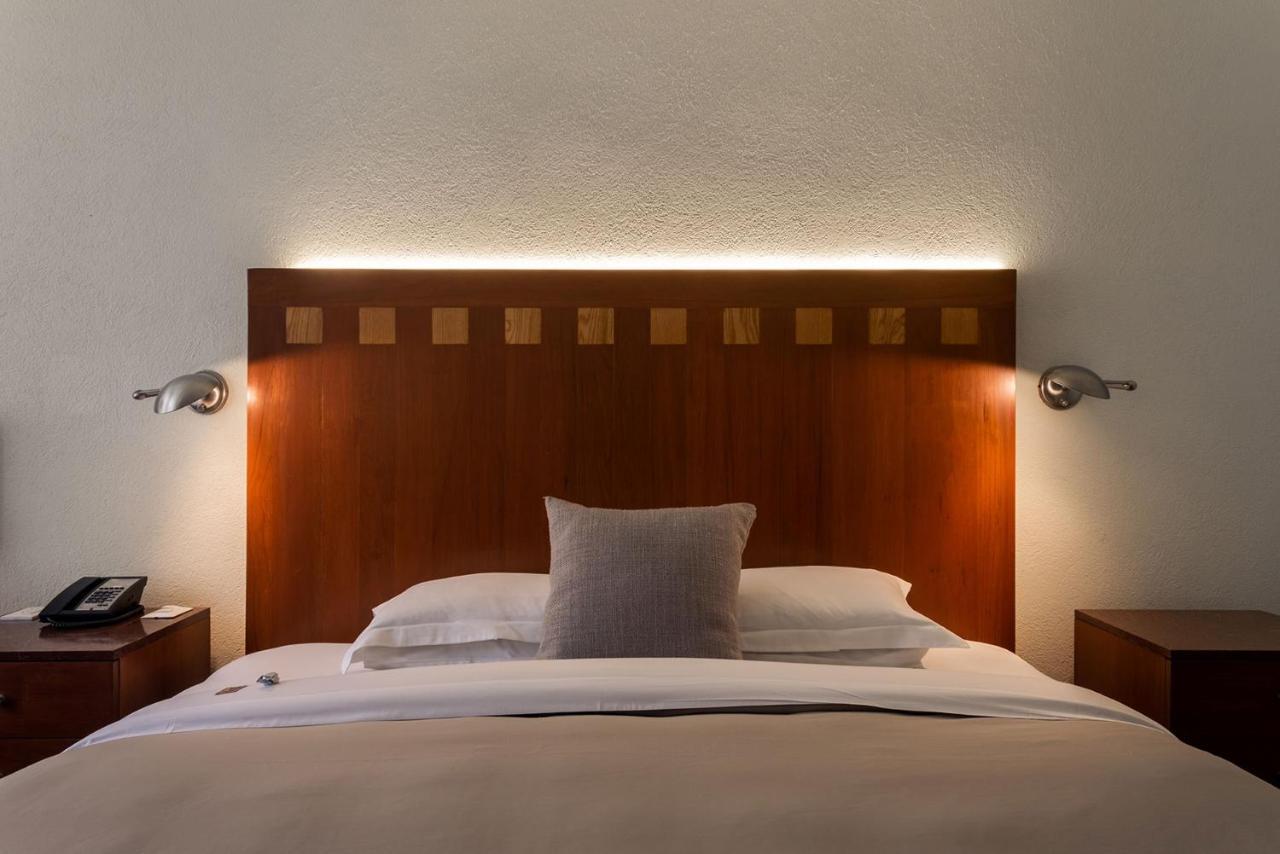 Hotel Camino Real Polanco Mexico Exteriér fotografie A bed with a headboard