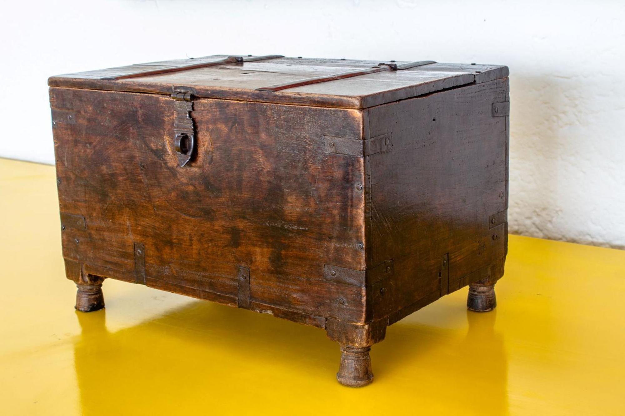 Hotel Camino Real Polanco Mexico Exteriér fotografie A wooden chest