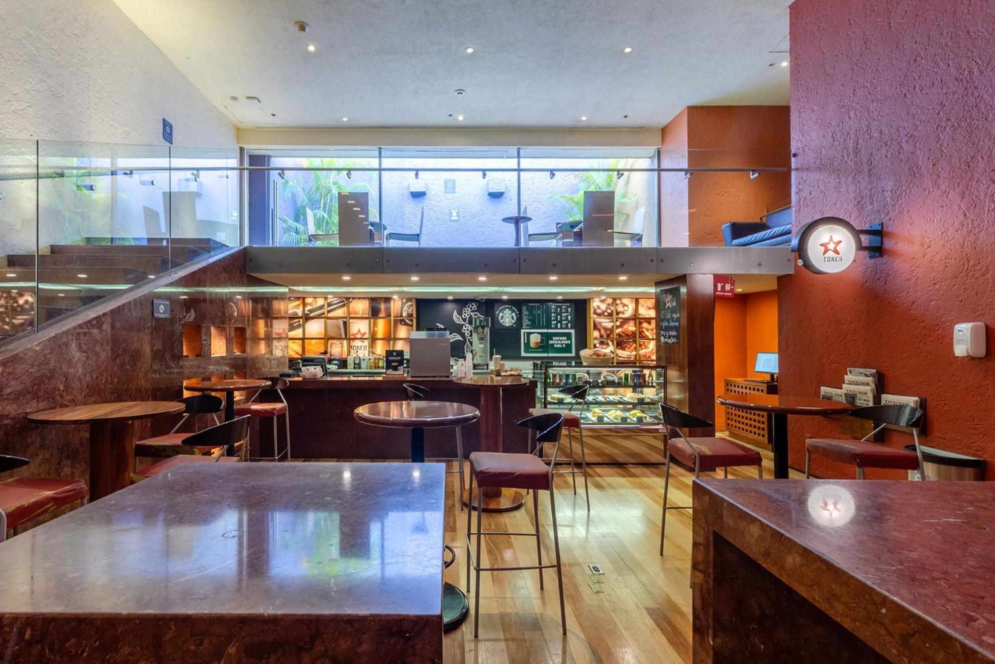 Hotel Camino Real Polanco Mexico Exteriér fotografie The interior of a typical Starbucks store