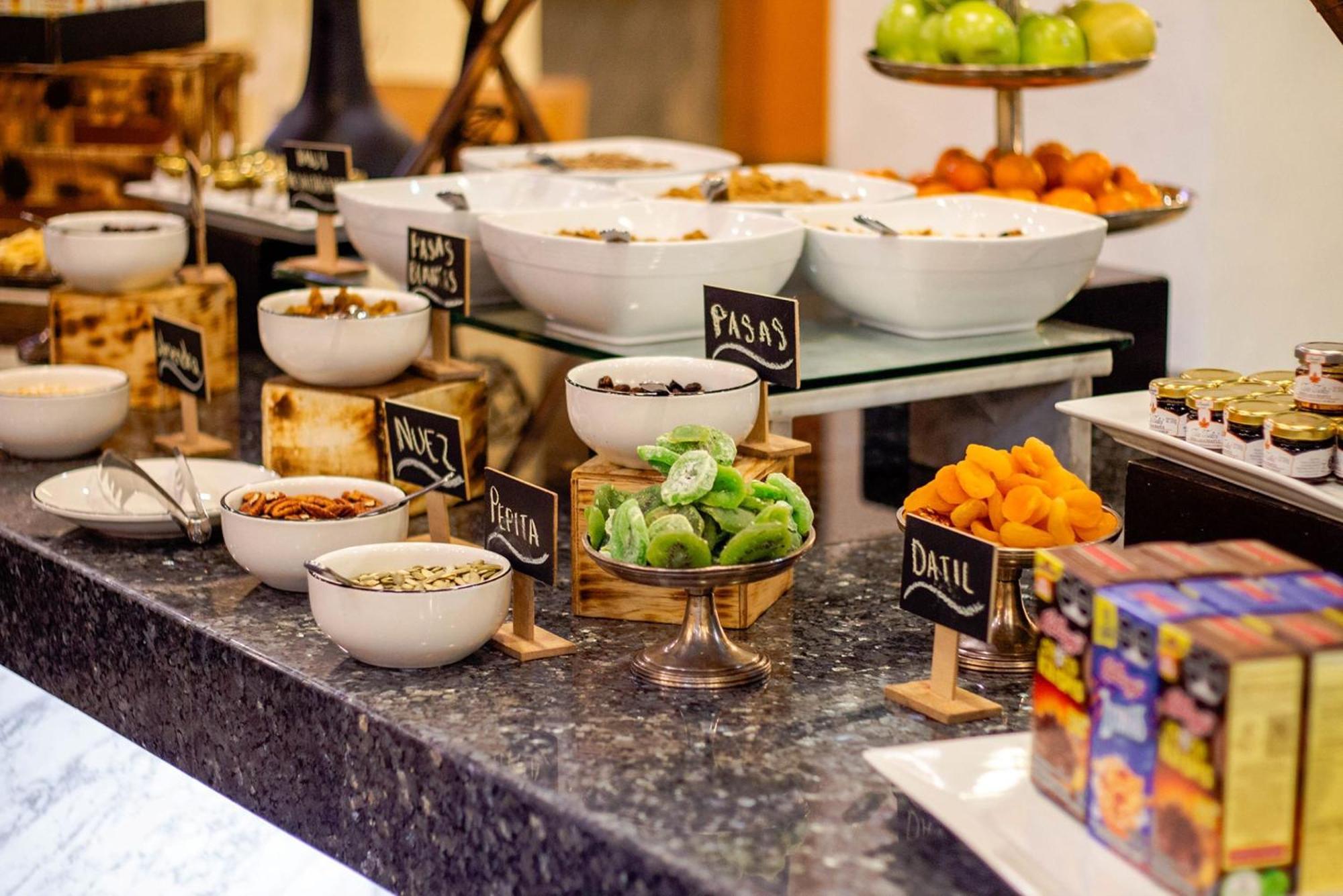 Hotel Camino Real Polanco Mexico Exteriér fotografie A breakfast buffet