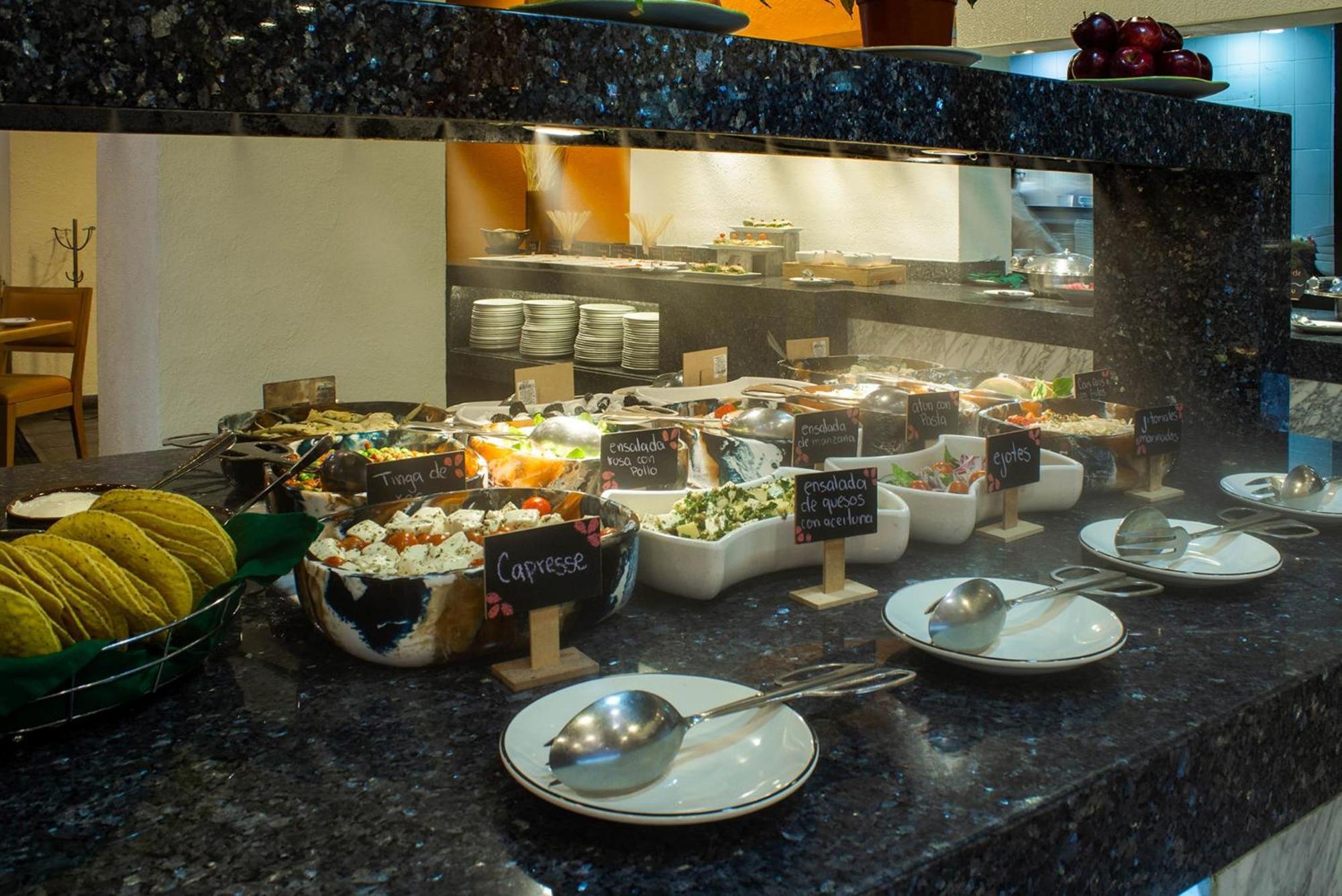 Hotel Camino Real Polanco Mexico Exteriér fotografie A salad bar
