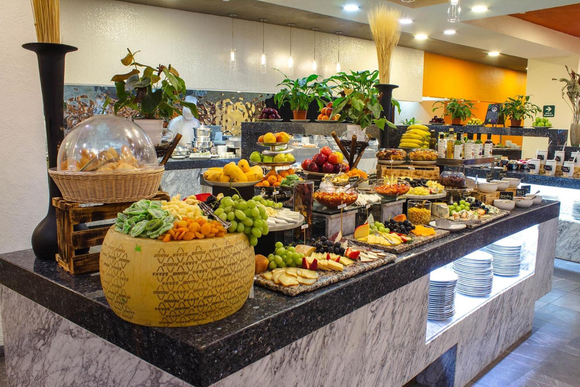 Hotel Camino Real Polanco Mexico Exteriér fotografie A cheese counter at a buffet