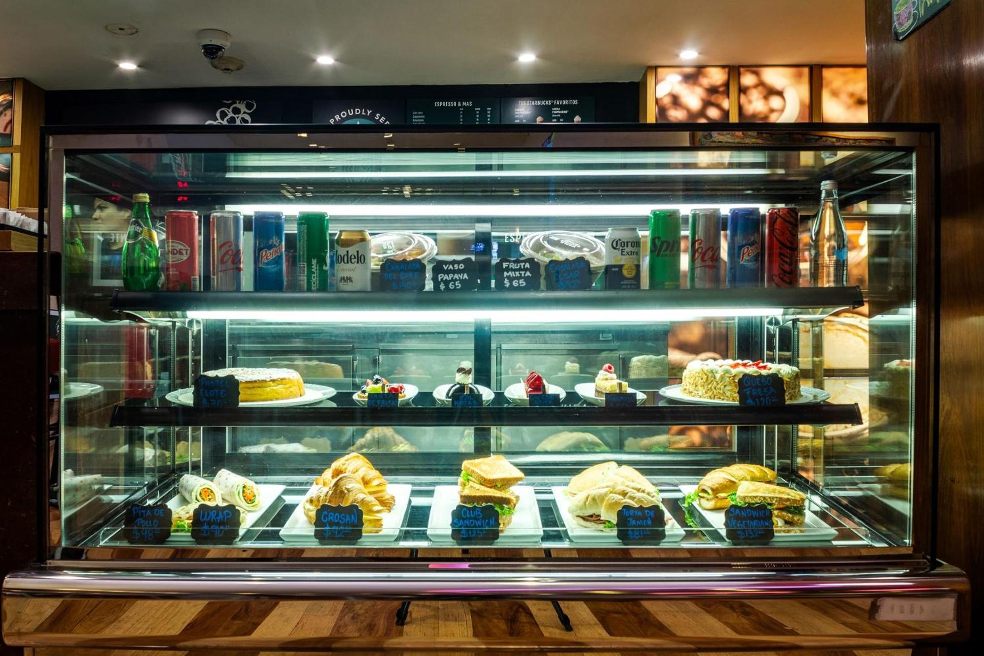 Hotel Camino Real Polanco Mexico Exteriér fotografie A display case of cakes and sandwiches