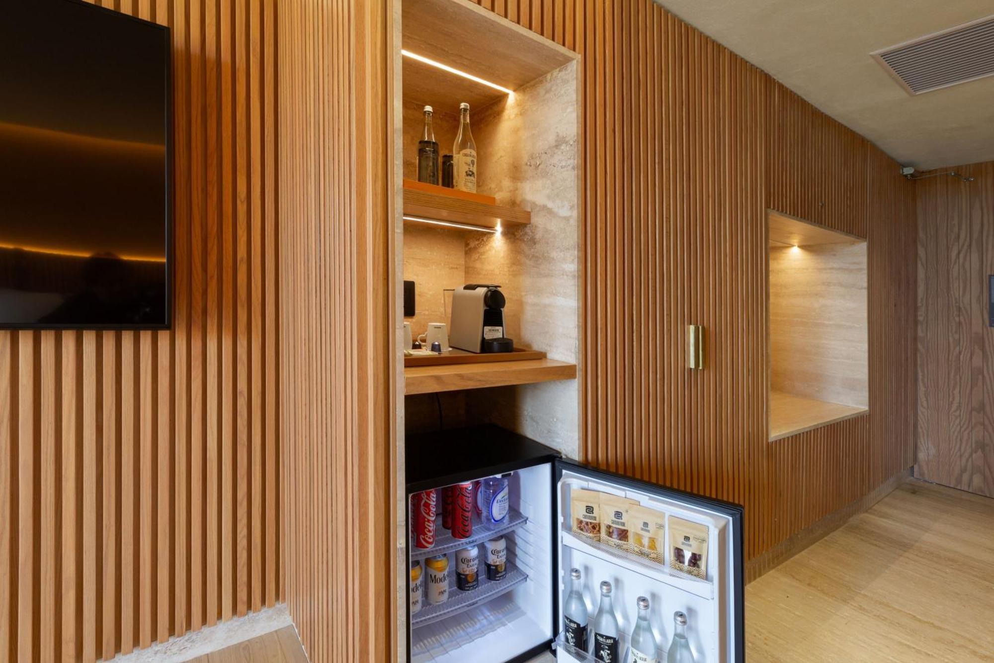 Hotel Camino Real Polanco Mexico Exteriér fotografie A mini-bar in a hotel room